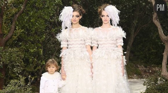 Deux mariées et un enfant sont apparus à la fin du défilé Chanel ce matin à Paris !