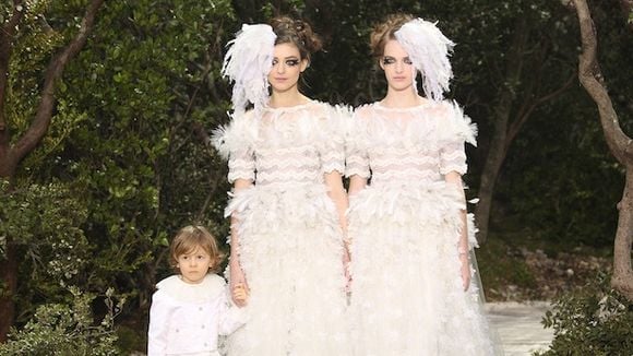 Fashion Week : Chanel fait défiler un couple de femmes et leur fils en robe de mariée