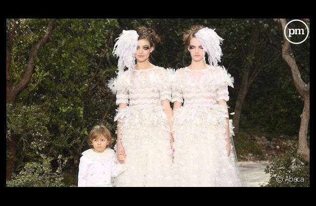 Deux mariées et un enfant sont apparus à la fin du défilé Chanel ce matin à Paris !