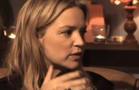 Virginie Efira jette un regard critique sur son parcours télévisuel