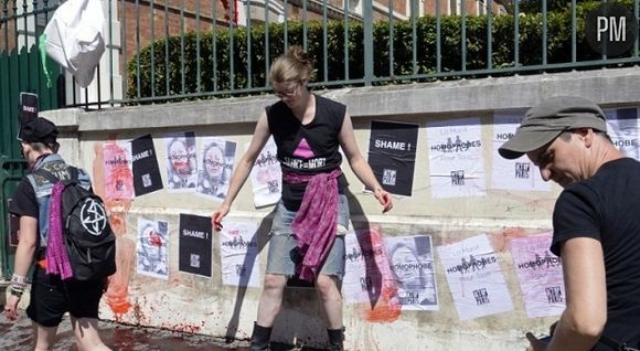 Les militants d'Act Up durant leur action devant la fondation Jérôme-Lejeune