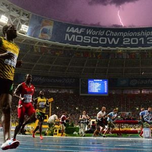 Le Jamaïcain Usain Bolt est sacré champion du monde du 100 m en 9 sec 77/100e, tandis qu'un orage s'abat sur Moscou au moment de la course, le 11 août 2013.