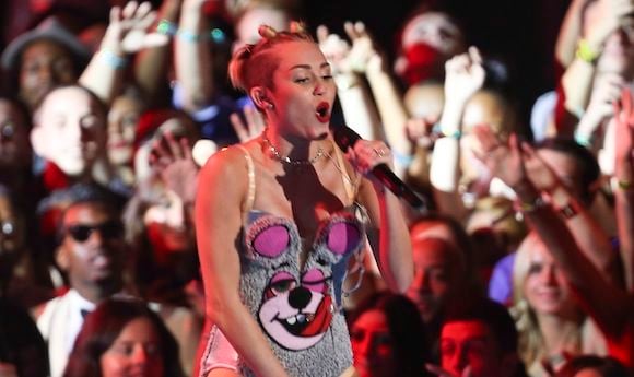 "Wrecking Ball" de Miley Cyrus entre dans le top 10 singles