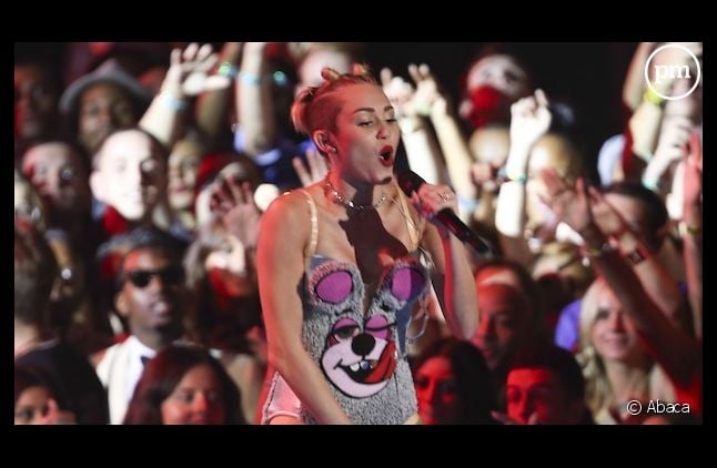 "Wrecking Ball" de Miley Cyrus entre dans le top 10 singles