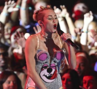 'Wrecking Ball' de Miley Cyrus entre dans le top 10 singles