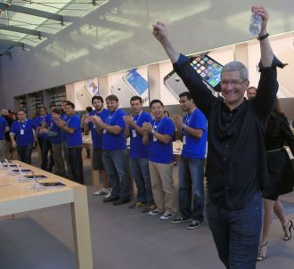 Tim Cook célèbre le lancement des nouveaux iPhone...