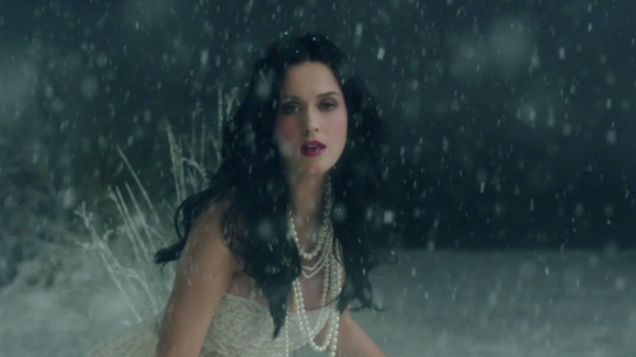 Katy Perry dévoile le clip de "Unconditionally"