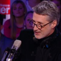 Antoine de Caunes transforme le plateau du "Grand Journal" en studio de France Inter