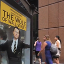 Pub : Des dollars dans un abribus pour la promo du "Loup de Wall Street"