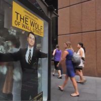 Pub : Des dollars dans un abribus pour la promo du "Loup de Wall Street"