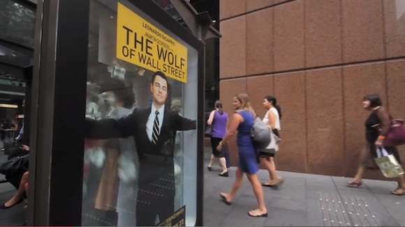 Pub : Des dollars dans un abribus pour la promo du "Loup de Wall Street"