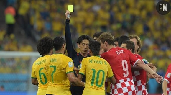 L'arbitre japonais Yūichi Nishimura a créé la première polémique