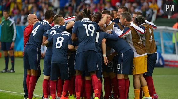 Les Bleus s'étreignent après leur large victoire (3-0) contre le Honduras