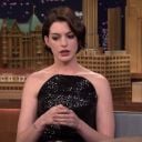 Anne Hathaway se souvient de la présentation des Oscars comme un moment "embarrassant"