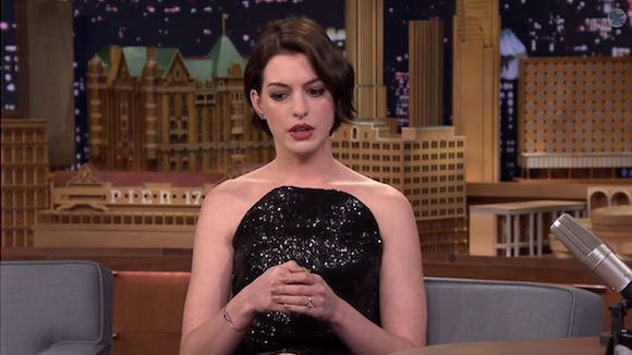 Anne Hathaway : "Présenter les Oscars a été le moment le plus embarrassant de ma vie"