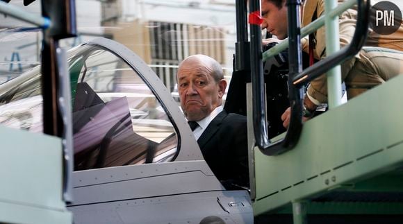 Jean-Yves Le Drian dans un avion Rafale, janvier 2014