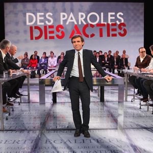 David Pujadas sur le plateau de "Des Paroles et des Actes"