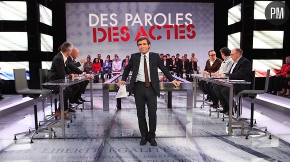 David Pujadas sur le plateau de "Des Paroles et des Actes"