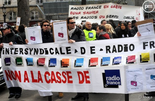 Salariés de Radio France manifestant devant l'Assemblée nationale le 31 mars dernier