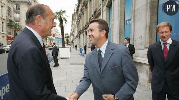 Arnaud Lagardere accueille Jacques Chirac devant les locaux d'Europe 1 en 2006