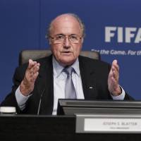 Sepp Blatter déplore le départ de Julien Lepers "après 27 ans"