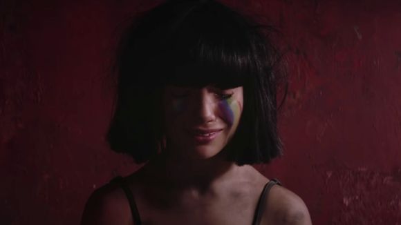 "The Greatest" : Le clip bouleversant de Sia rend hommage aux victimes d'Orlando