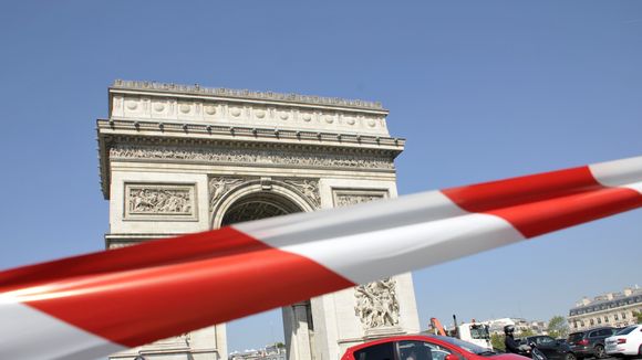 Attentat raté des Champs-Elysées : Le terroriste aurait averti des médias avant de passer à l'acte