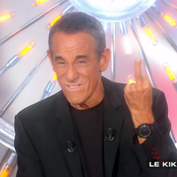 "Les Terriens du dimanche" : Thierry Ardisson adresse un doigt d'honneur à Jean-Michel Aphatie