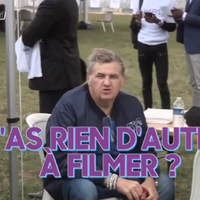 Pierre Ménès irrité d'être filmé à un meeting de Valérie Pécresse