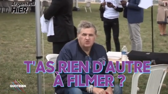 Pierre Ménès irrité d'être filmé à un meeting de Valérie Pécresse