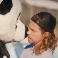 Julien Doré poursuivi par son panda pour "Les copains d'abord en Bretagne"