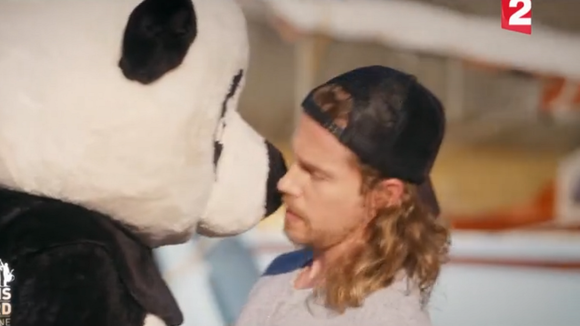 Julien Doré poursuivi par son panda pour "Les copains d'abord en Bretagne"