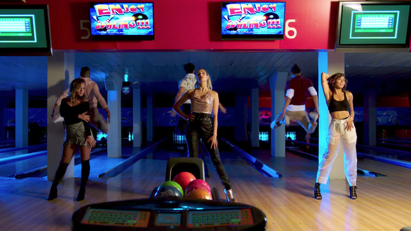 Clip : Camille Lou reprend "Spacer" de Sheila, un an après "Danse avec les stars"