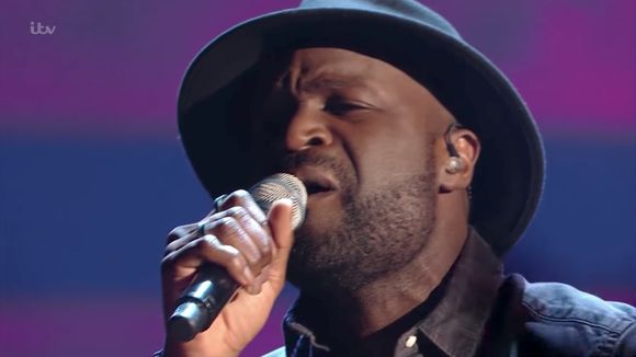 Snobé dans "The Voice" en France, Kevin Davy White séduit dans "X Factor" outre-Manche