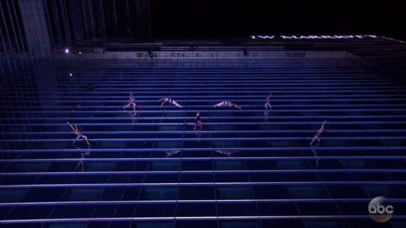 American Music Awards : Pink descend en rappel le long d'un hôtel pour sa prestation !