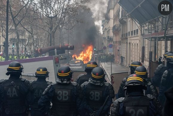 Scènes de violences à Paris lors d'un rassemblement de Gilets jaunes.