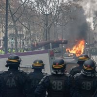 Gilets jaunes : Les médias se protègent et s'équipent dans la crainte d'un "samedi noir"