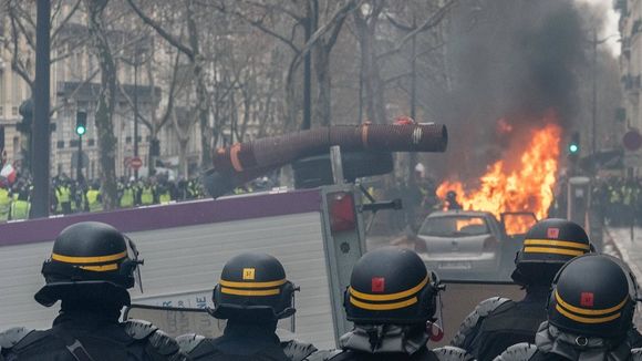 Gilets jaunes : Les médias se protègent et s'équipent dans la crainte d'un "samedi noir"