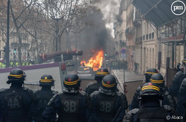 Scènes de violences à Paris lors d'un rassemblement de Gilets jaunes.