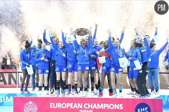 Victoire de l'équipe de France au championnat européen de handball féminin.