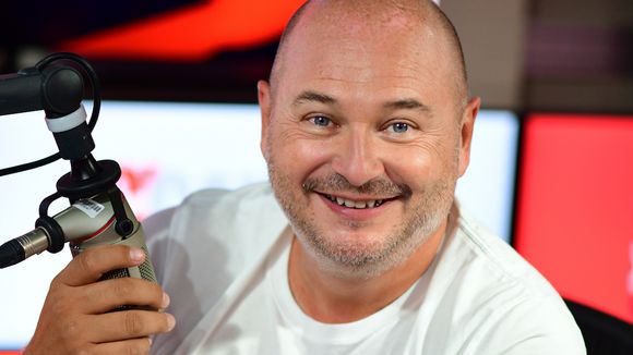 NRJ : Cauet à l'antenne 5 heures par jour !