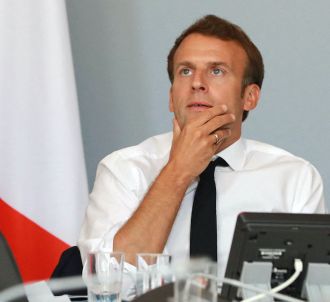 Emmanuel Macron suivi par 'Brut' au standard de l'Elysée...