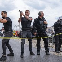 Audiences access 19h : "DNA" leader en recul sur TF1 devant Nagui, "Chasseurs d'appart'" en petite forme