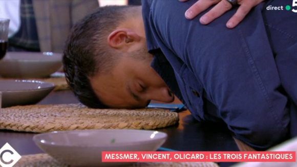 Mohamed Bouhafsi hypnotisé dans "C à vous" le 29 octobre 2021.