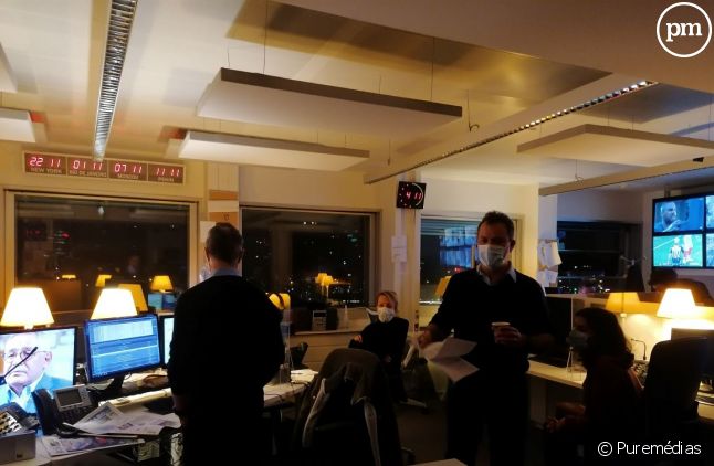 Marc Fauvelle pilote la conférence de rédaction dans le "desk 360" à la Maison de la radio, le 15 novembre 2021.
