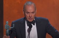 Michael Keaton rend hommage à son neveu lors des 28e SAG.