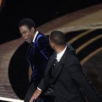 Furieux après une blague sur sa femme, Will Smith gifle Chris Rock sur la scène des Oscars