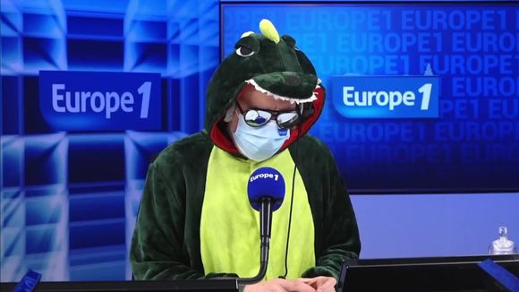 Europe 1 : Philippe Vandel se déguise en dinosaure et déforme sa voix pour interviewer Anggun