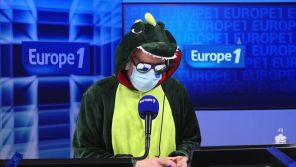"Mask Singer" : Un dinosaure interviewe Anggun sur Europe 1