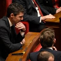 Des députés sanctionnés pour avoir porté des micros-cravates pour une émission de Laurent Delahousse sur France 2